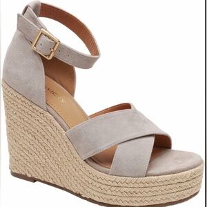 Lisa Vicky Gemi platform wedge sandals in light gray suede 6.5